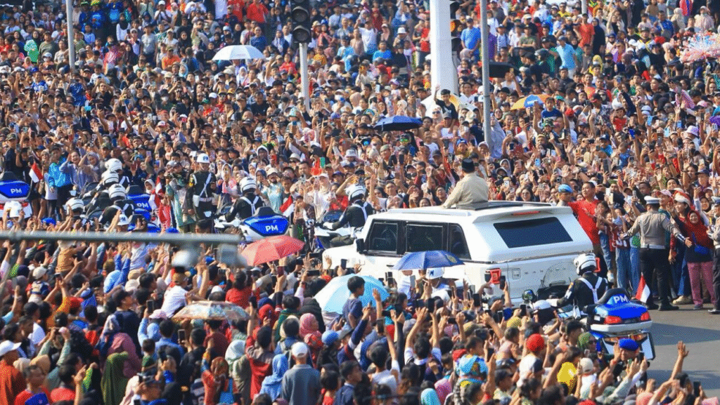 Presiden Republik Indonesia, Prabowo Subianto, berangkat menuju Lapangan Silang Monumen Nasional (Monas) untuk menghadiri Upacara Peringatan Hari Ulang Tahun (HUT) ke-80 Tentara Nasional Indonesia (TNI), pada Minggu, 5 Oktober 2025.