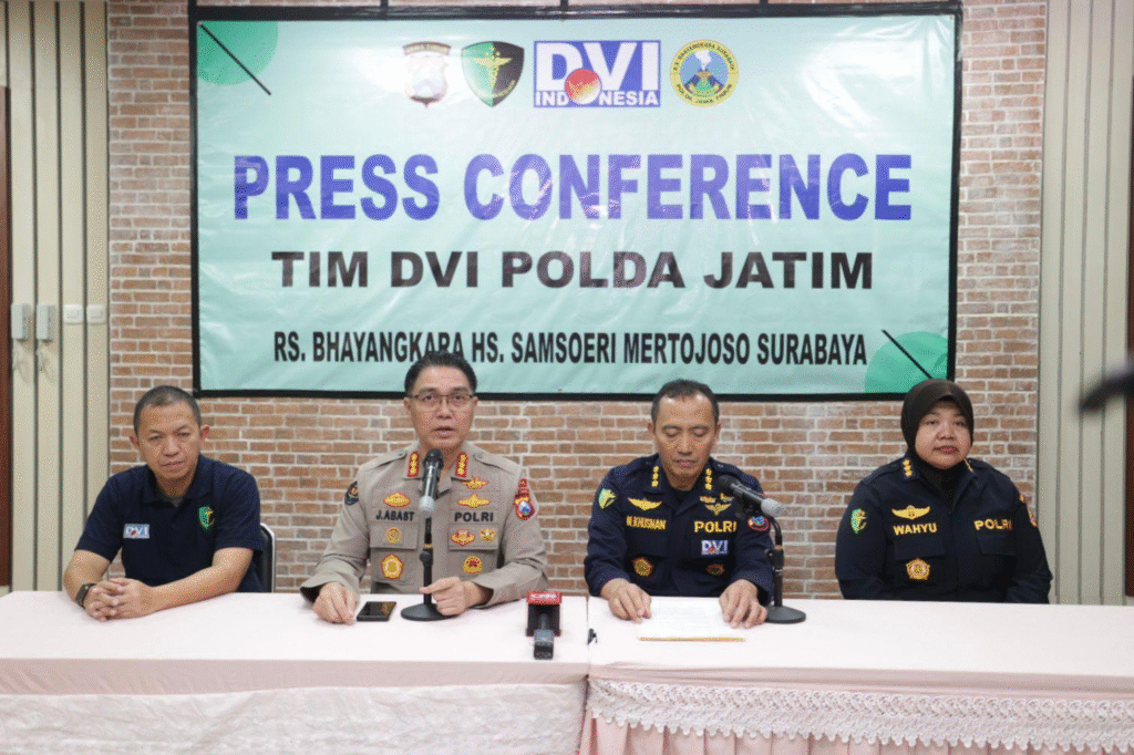 Kabid Humas Polda Jatim Kombes Pol Jules Abraham Abast didampingi Kabid Dokkes Polda Jatim Kombes Pol dr. M. Khusnan Marzuki dan Kabid DVI Pusdokkes Polri Kombes Pol Wahyu Hidayati saat memberikan keterangan pers terkait perkembangan identifikasi korban tragedi robohnya Pondok Pesantren Al-Khoziny, di RS Bhayangkara HS Samsoeri Mertojoso Surabaya, Jumat (10/10/2025).