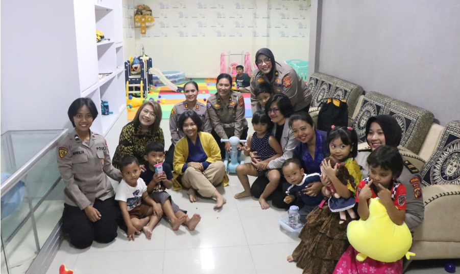 Personel Polda Bali bersama Tim HeForShe dan anak-anak saat melakukan peninjauan fasilitas Day Care serta Ruang Pelayanan Perlindungan Anak (PPA) di Mapolda Bali.