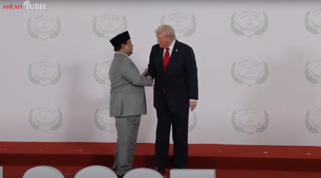 Presiden RI Prabowo Subianto berjabat tangan dengan Presiden Amerika Serikat Donald Trump saat KTT Perdamaian Gaza di Sharm El-Sheikh, Mesir, Senin (13/10/2025).