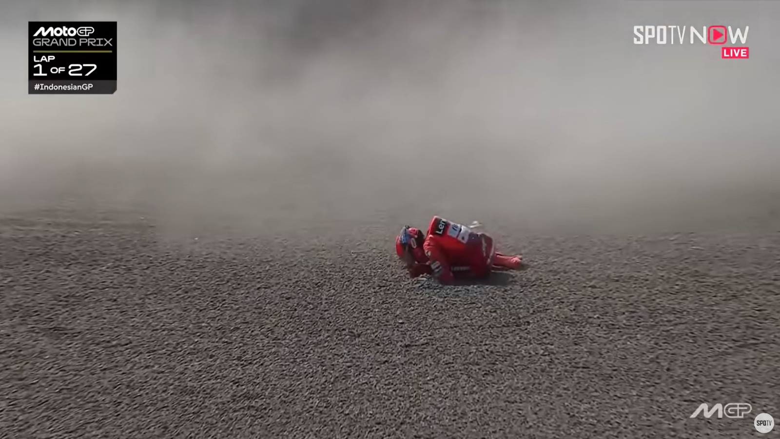 Momen dramatis di Sirkuit Mandalika saat pembalap Ducati Lenovo terjatuh di lap pertama MotoGP Indonesia 2025.