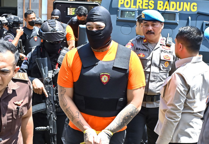 Tersangka Tupou Pasa Midolmore digiring petugas, saat pelimpahan tahap II kasus pembuhan di vila Casa Santisya Pantai MungguKecamatan Mengwi, di Kantor Kejari Badung, Bali, Rabu (15/10/2025).