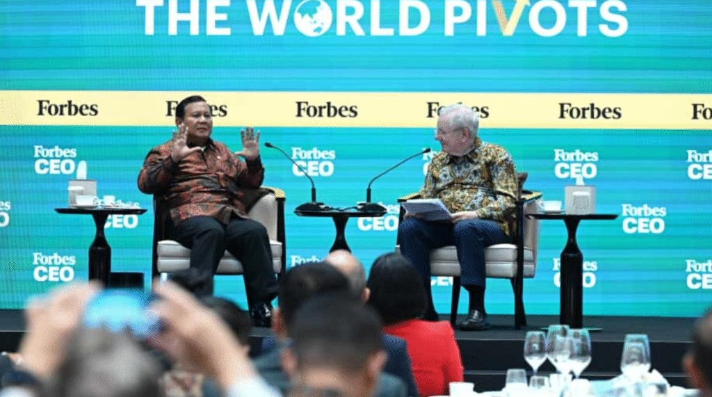 Presiden Republik Indonesia Prabowo Subianto berdialog dengan Chairman and Editor-in-Chief Forbes Media, Steve Forbes pada Forbes Global CEO Conference 2025 yang berlangsung di Hotel The St. Regis, Jakarta, pada Rabu, 15 Oktober 2025. Foto: BPMI Setpres/Kris