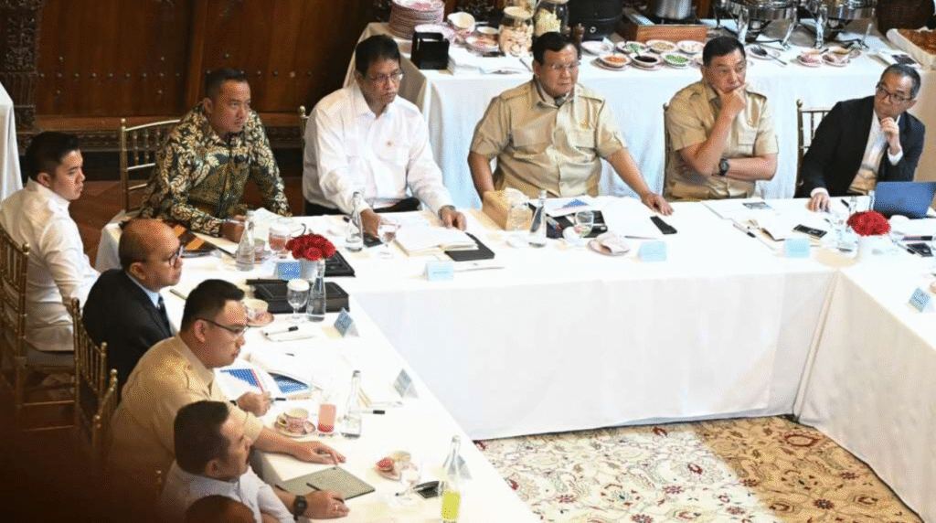Presiden Prabowo Subianto memimpin rapat terbatas bersama jajaran kabinet Merah Putih di Kertanegara, Jakarta, pada Kamis, 16 Oktober 2025.