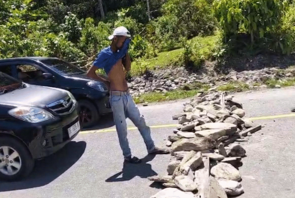 Jalan Trans Seram diblokade oleh warag Desa Tala, Kecamatan Amalatu, Kabupaten SBB. mengakibatkan Kenderaan tidak bisa lewati.