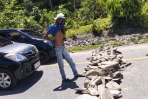 Jalan Trans Seram diblokade oleh warag Desa Tala, Kecamatan Amalatu, Kabupaten SBB. mengakibatkan Kenderaan tidak bisa lewati.
