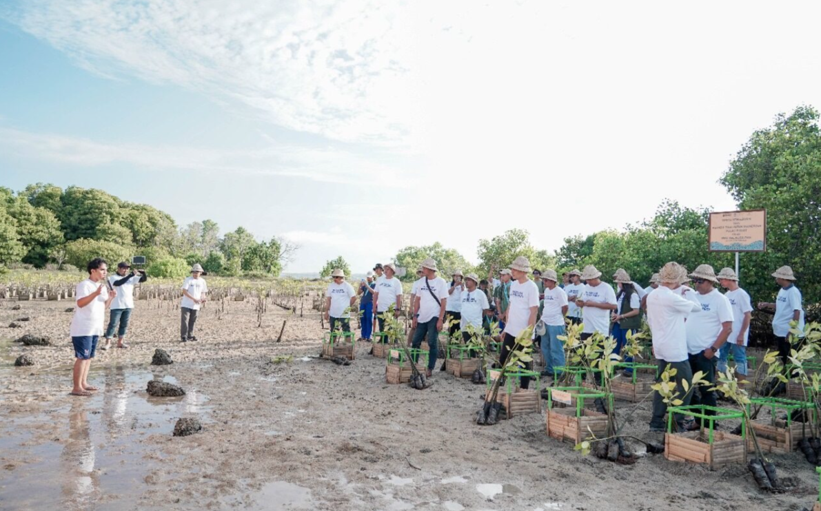 General Manager The Nusa Dua, I Made Agus Dwiatmika (kiri), memberikan sambutan sebelum kegiatan penanaman 320 bibit mangrove jenis Rhizophora Mucronata di kawasan Pulau Pudut, Tanjung Benoa, Jumat (17/10).