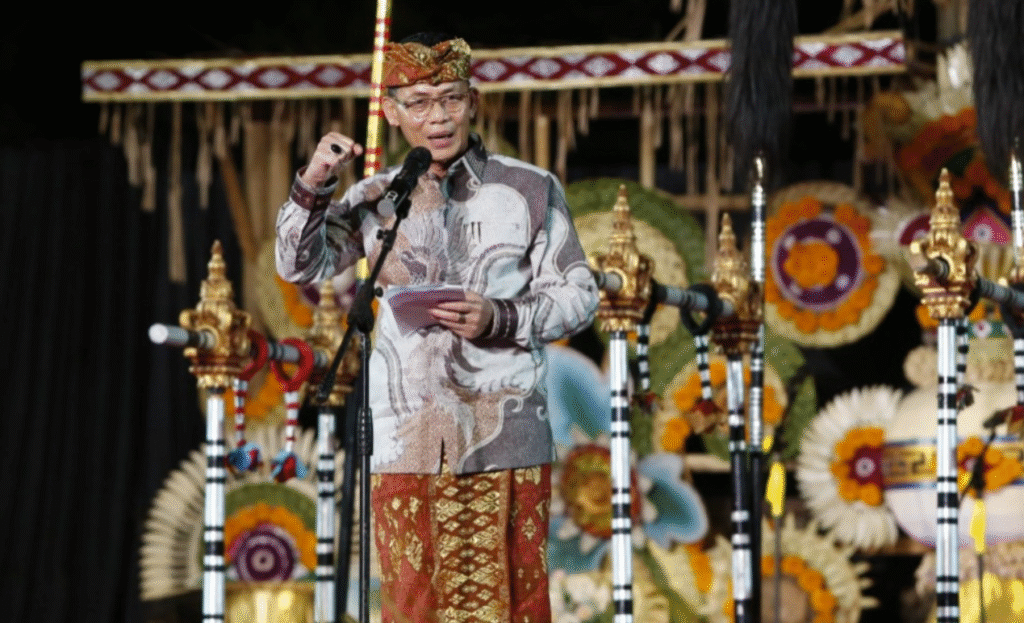 Bupati Klungkung I Made Satria saat menutup Ajang Apresiasi Kreativitas Seni dan Inovasi Klungkung (AKSIKU) 2025 di Alun-alun Ida Dewa Agung Jambe, Sabtu (18/10) malam.