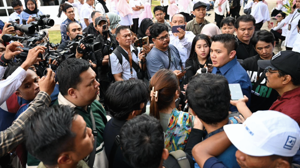 Sekretaris Kabinet Teddy Indra Wijaya memberikan keterangannya kepada awak media usai meninjau Sekolah Rakyat Menengah Atas 33 di Tangerang Selatan, pada Minggu, 19 Oktober 2025.