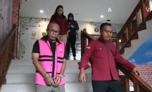 Tersangka NR digiring petugas Kejaksaan Negeri Badung usai ditetapkan dan ditahan dalam kasus dugaan penyimpangan penyaluran 46 Kredit Usaha Rakyat (KUR) Mikro BRI Jimbaran tahun 2021, Rabu (22/10/2025).