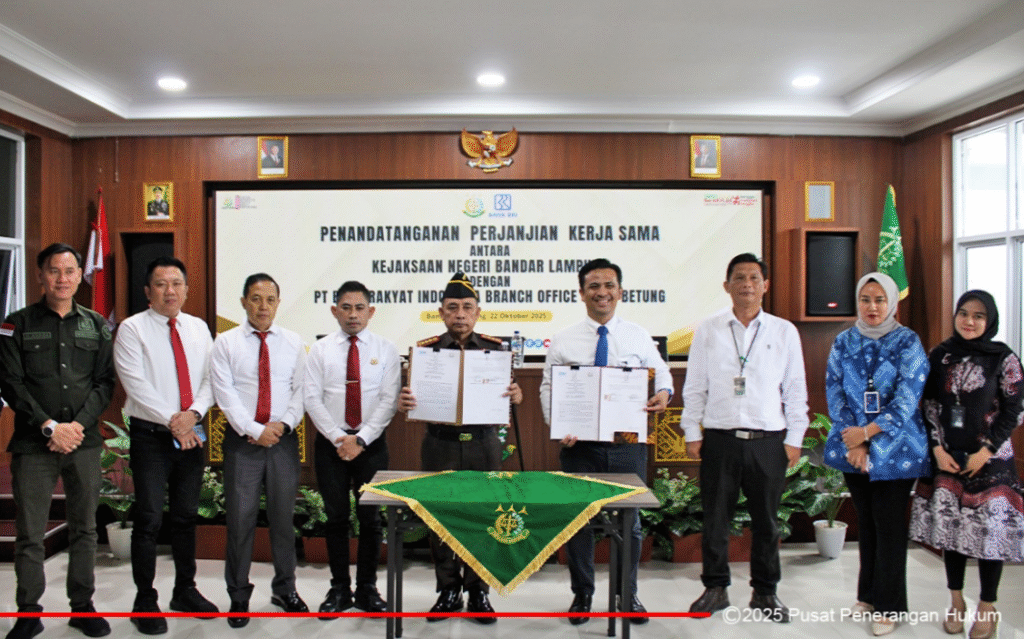 Kepala Kejaksaan Negeri (Kejari) Bandar Lampung Baharuddin M, S.H., M.H. bersama Pimpinan PT Bank Rakyat Indonesia (BRI) Branch Office Teluk Betung Felix Tua Parlaungan Pakpahan menandatangani perjanjian kerja sama bidang Perdata dan Tata Usaha Negara (Datun), di Aula Kejari Bandar Lampung, Rabu (22/10/2025).
