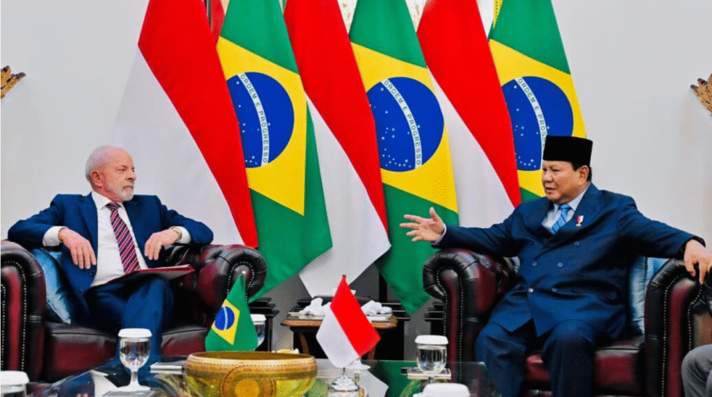 Presiden Republik Indonesia Prabowo Subianto melakukan pertemuan tête-à-tête dengan Presiden Republik Federasi Brasil Luiz Inácio Lula da Silva di ruang kerja Presiden Prabowo, Istana Merdeka, Jakarta, pada Kamis, 23 Oktober 2025.