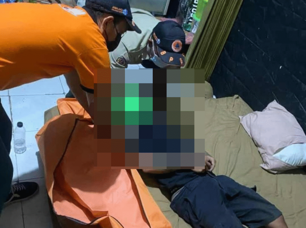 Petugas BPBD Kota Denpasar mengevakuasi jasad pria yang ditemukan tewas gantung diri di kamar kosnya di Jalan Teuku Umar Barat, Denpasar Barat, Rabu (22/10/2025) malam. (Foto: Istimewa)