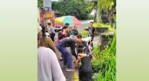 Petugas Damkar Badung bersama warga mengevakuasi seorang pria yang diduga melakukan percobaan bunuh diri di bawah Jembatan Tukad Bangkung, Desa Pelaga, Kecamatan Petang, Rabu (22/10/2025) siang.
