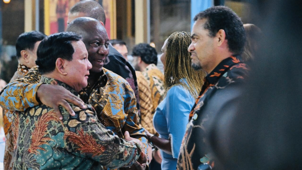 Presiden Republik Indonesia, Prabowo Subianto menggelar jamuan santap malam kenegaraan untuk Presiden Republik Afrika Selatan, Matamela Cyril Ramaphosa di Halaman Tengah Istana Kepresidenan, Jakarta, pada Rabu, 22 Oktober 2025.