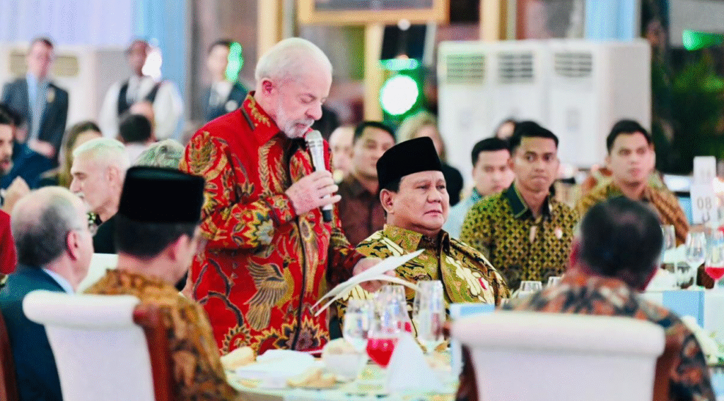 Presiden Republik Indonesia Prabowo Subianto menjamu tamu negara Presiden Republik Federasi Brasil Luiz Inácio Lula da Silva dan Ibu Negara Rosangela (Janja) Lula da Silva dalam sebuah santap malam kenegaraan di halaman Istana Kepresidenan Jakarta, pada Kamis, 23 Oktober 2025.