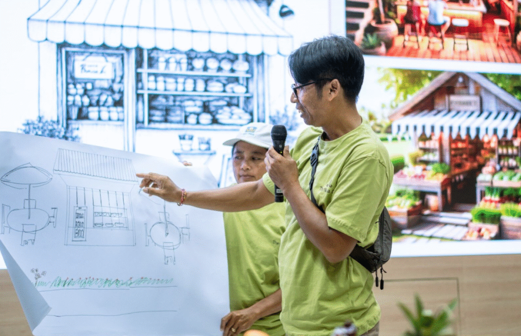 Peserta pelatihan peningkatan kapasitas pedagang pantai The Nusa Dua mempresentasikan hasil rancangan penataan produk saat sesi praktik penataan kios, yang diselenggarakan oleh ITDC melalui program Tanggung Jawab Sosial dan Lingkungan (TJSL).