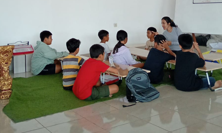 Suasana belajar gratis di salah satu bale banjar di Jimbaran