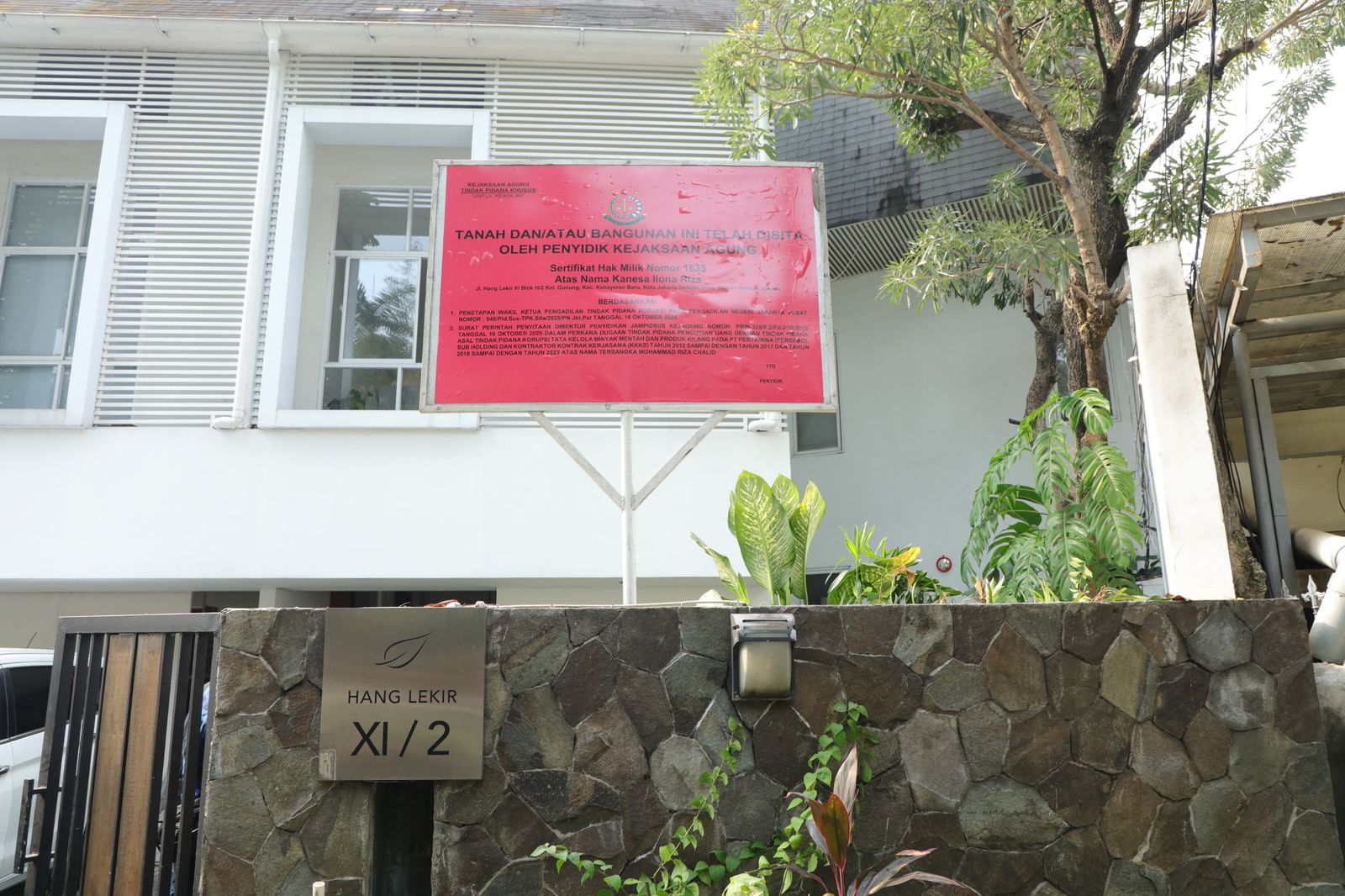 Rumah di Jalan Hang Lekir XI Nomor 2, Kebayoran Baru, Jakarta Selatan, yang disita oleh Tim Penyidik Kejaksaan Agung terkait kasus dugaan tindak pidana pencucian uang dan korupsi tata kelola minyak mentah PT Pertamina (Persero).