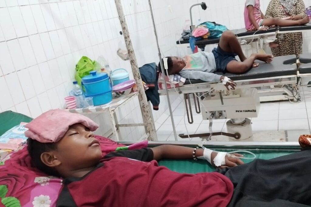 kibat Makan Bergizi Gratis (MBG), ratusan siswa di rawat di dua Puskesmas di Kairatu, Kabupaten Seram Bagian Barat (SBB).