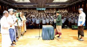 Wali Kota Denpasar I Gusti Ngurah Jaya Negara memimpin pengambilan sumpah 495 Pegawai Pemerintah dengan Perjanjian Kerja (PPPK) di Gedung Dharma Negara Alaya, Selasa (21/10/2025).