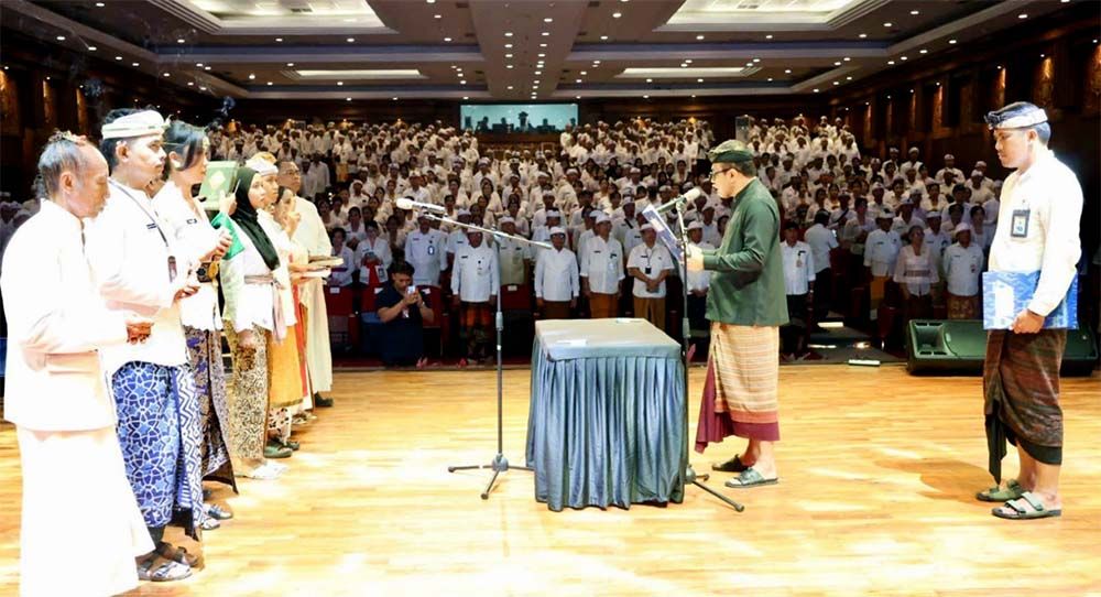 Wali Kota Denpasar I Gusti Ngurah Jaya Negara memimpin pengambilan sumpah 495 Pegawai Pemerintah dengan Perjanjian Kerja (PPPK) di Gedung Dharma Negara Alaya, Selasa (21/10/2025).