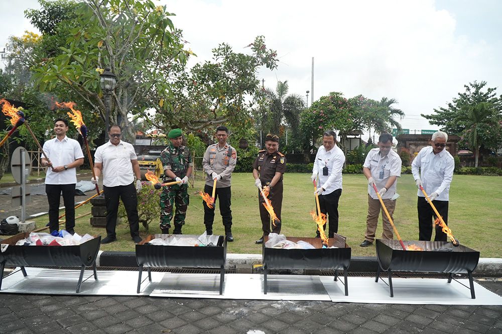 Kepala Kejaksaan Negeri Badung Sutrisno Margi Utomo bersama unsur Forkopimda dan instansi terkait memusnahkan barang bukti berbagai perkara tindak pidana umum yang telah berkekuatan hukum tetap, di halaman Kantor Kejari Badung, Rabu (22/10/2025).