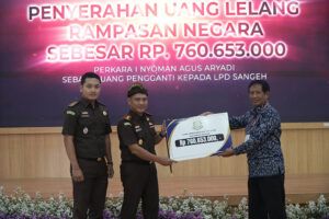 Kepala Seksi Intelijen Kejari Badung Gde Ancana (tengah) menyerahkan secara simbolis uang pengganti hasil lelang rampasan negara sebesar Rp760.653.000 kepada perwakilan LPD Desa Adat Sangeh, Rabu (22/10/2025). Penyerahan ini merupakan pelaksanaan putusan perkara korupsi atas nama terpidana I Nyoman Agus Aryadi.