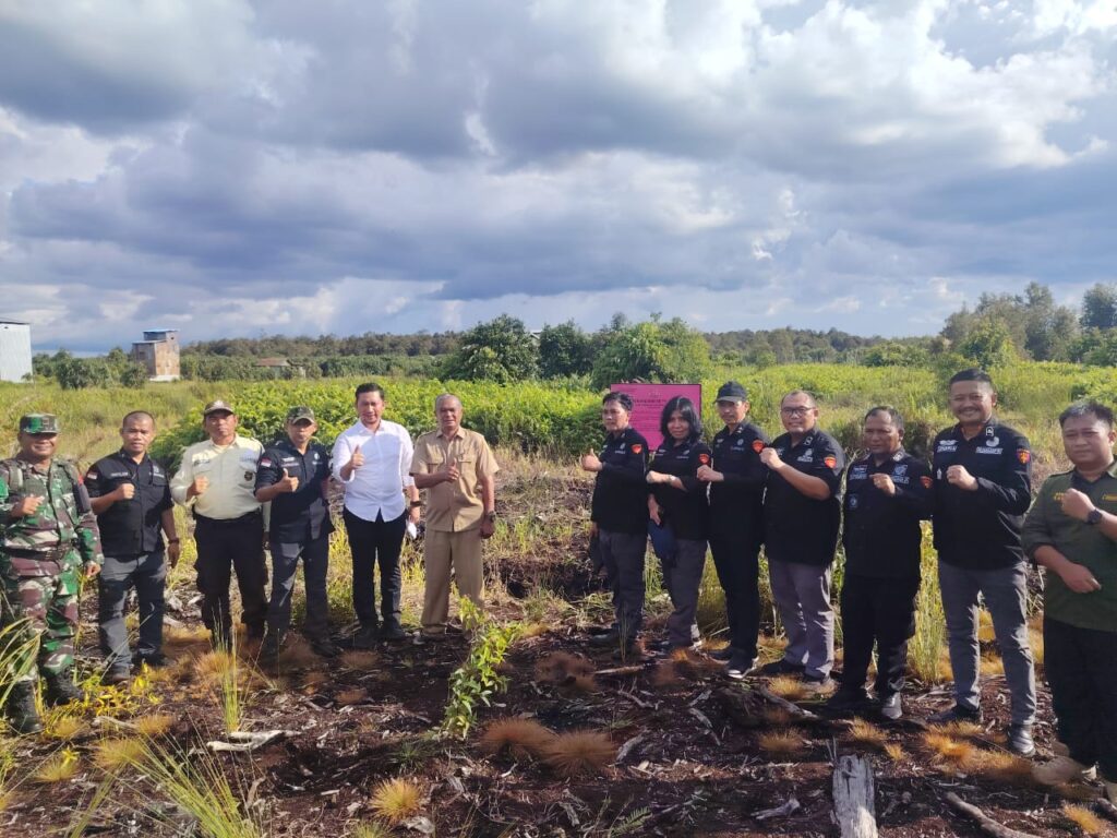Tim Direktorat UHLBEE Jampidsus Kejaksaan Agung bersama Kejari Bulungan dan pihak terkait saat melaksanakan pendampingan sita eksekusi dua bidang tanah milik terpidana korupsi di Kota Palangka Raya