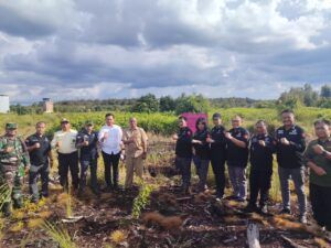 Tim Direktorat UHLBEE Jampidsus Kejaksaan Agung bersama Kejari Bulungan dan pihak terkait saat melaksanakan pendampingan sita eksekusi dua bidang tanah milik terpidana korupsi di Kota Palangka Raya