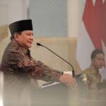 Presiden Prabowo Subianto menyampaikan sambutan dalam Sidang Kabinet Paripurna di Istana Negara, Senin (21/10/2025).