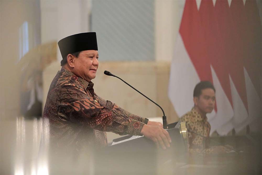 Presiden Prabowo Subianto menyampaikan sambutan dalam Sidang Kabinet Paripurna di Istana Negara, Senin (21/10/2025).