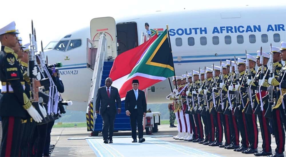 Presiden Republik Afrika Selatan Matamela Cyril Ramaphosa tiba di Pangkalan TNI AU Halim Perdanakusuma, Jakarta, pada Rabu pagi, 22 Oktober 2025, sekitar pukul 07.40 WIB.