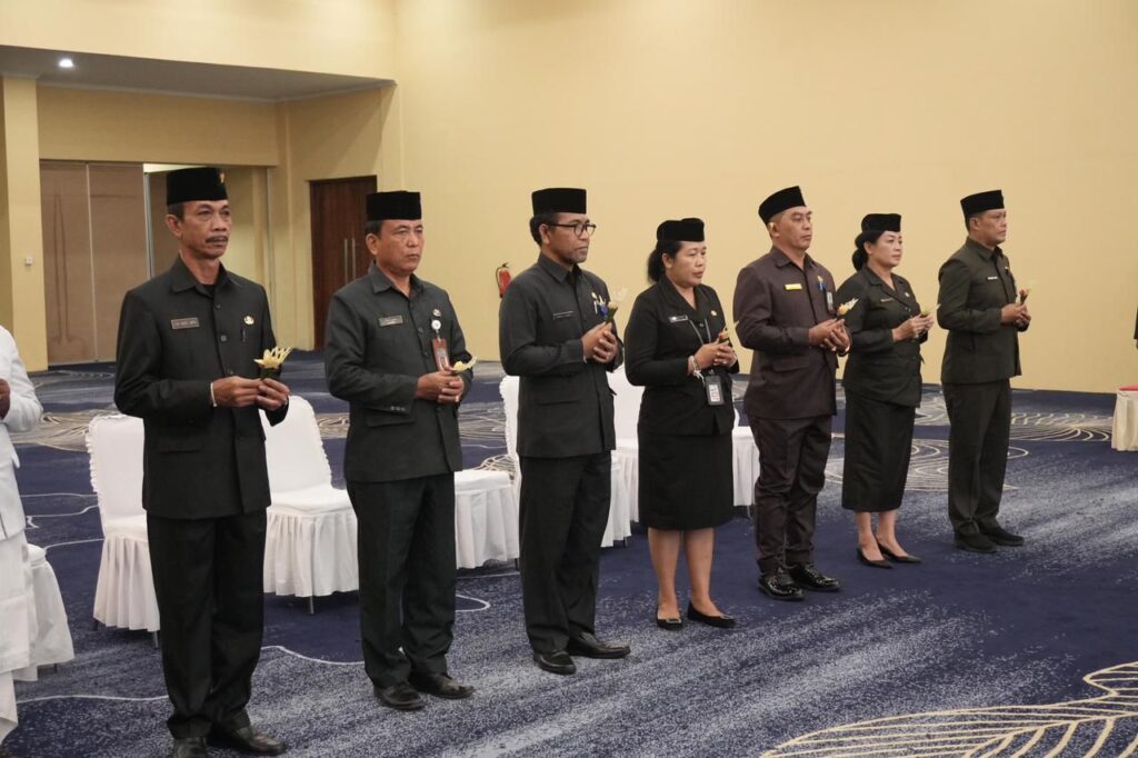 Para pejabat pimpinan tinggi pratama Pemkab Jembrana saat mengikuti prosesi pengambilan sumpah jabatan yang dipimpin Bupati Jembrana I Made Kembang Hartawan di Ballroom Gedung Kesenian Ir. Soekarno, Selasa (28/10/2025).