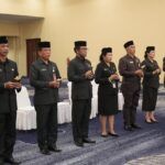 Para pejabat pimpinan tinggi pratama Pemkab Jembrana saat mengikuti prosesi pengambilan sumpah jabatan yang dipimpin Bupati Jembrana I Made Kembang Hartawan di Ballroom Gedung Kesenian Ir. Soekarno, Selasa (28/10/2025).