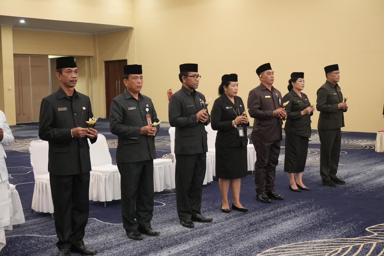 Para pejabat pimpinan tinggi pratama Pemkab Jembrana saat mengikuti prosesi pengambilan sumpah jabatan yang dipimpin Bupati Jembrana I Made Kembang Hartawan di Ballroom Gedung Kesenian Ir. Soekarno, Selasa (28/10/2025).