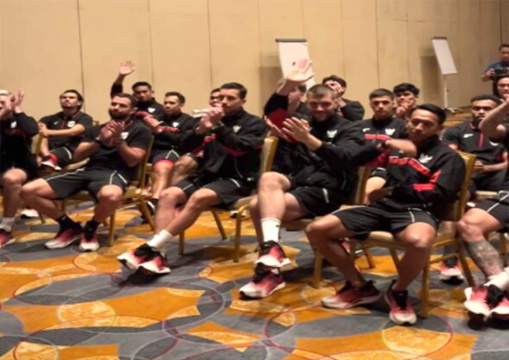 Tim Nasional sepak bola Indonesia saat melakukan panggilan video dengan Presiden Prabowo Subianto pada Rabu, 8 Oktober 2025.