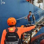 Petugas Basarnas Denpasar mengevakuasi kru kapal MV Asahi Bulker asal China yang mengalami gangguan kesehatan di perairan Benoa, Sabtu (11/10/2025). (Foto: Istimewa)