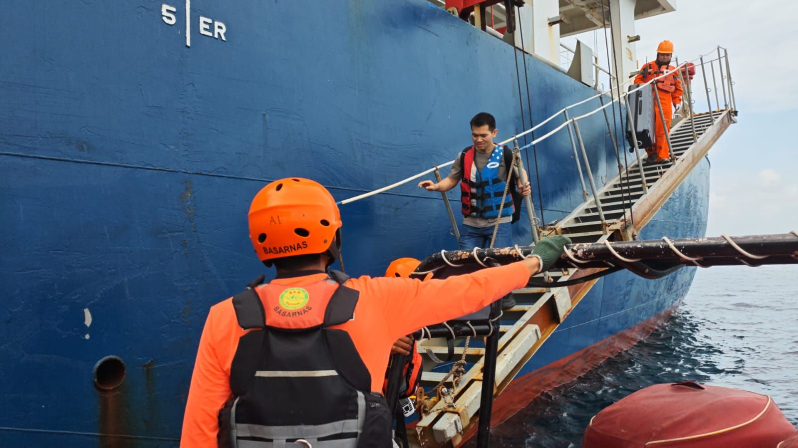 Petugas Basarnas Denpasar mengevakuasi kru kapal MV Asahi Bulker asal China yang mengalami gangguan kesehatan di perairan Benoa, Sabtu (11/10/2025). (Foto: Istimewa)