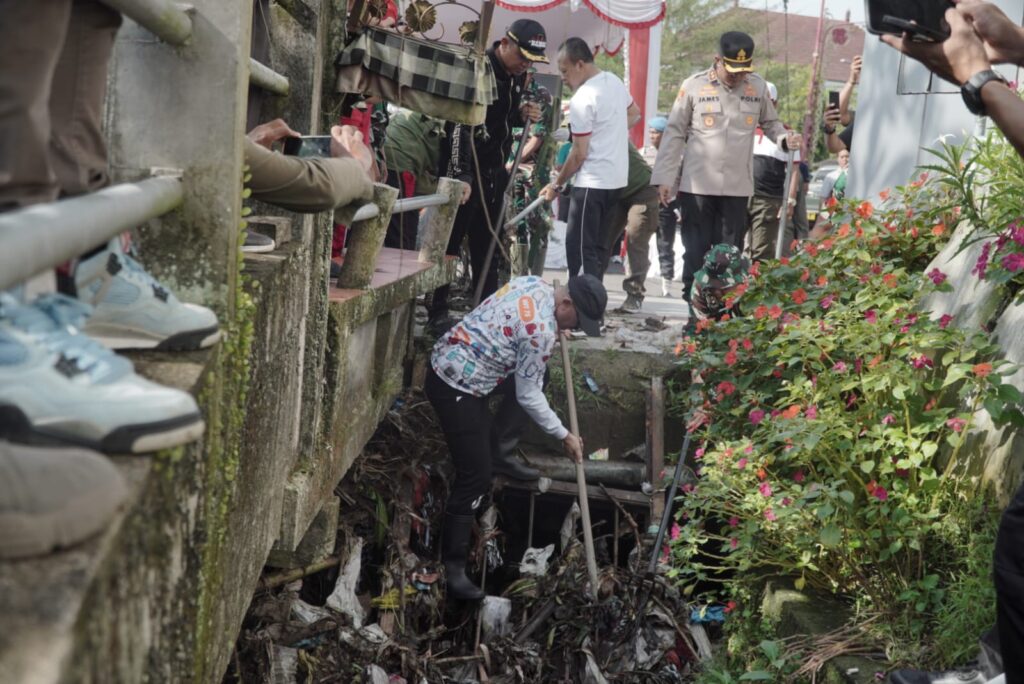 Wakil Bupati Bangli I Wayan Diar bersama jajaran Forkopimda, TNI, dan Polri turun langsung membersihkan saluran air di kawasan Kota Bangli dalam aksi “Gotong Royong Semesta Berencana”, Minggu (26/10/2025).