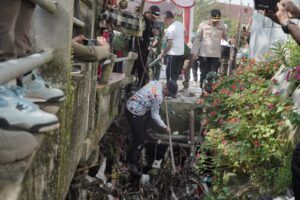 Wakil Bupati Bangli I Wayan Diar bersama jajaran Forkopimda, TNI, dan Polri turun langsung membersihkan saluran air di kawasan Kota Bangli dalam aksi “Gotong Royong Semesta Berencana”, Minggu (26/10/2025).