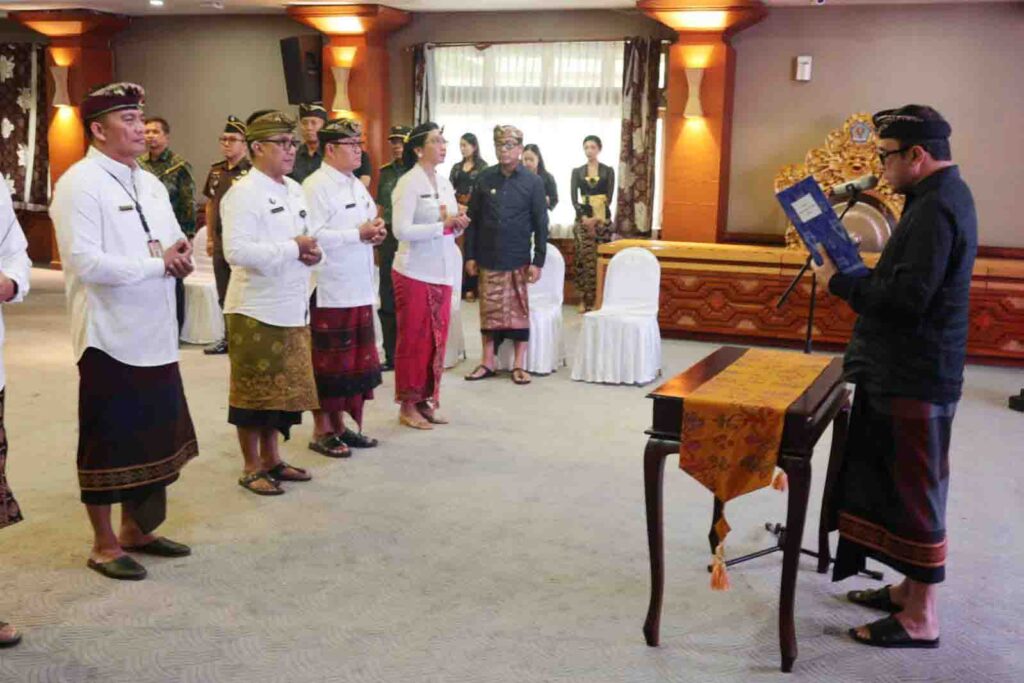 Wali Kota Denpasar I Gusti Ngurah Jaya Negara saat melantik enam Pejabat Pimpinan Tinggi Pratama di Gedung Sewaka Dharma, Lumintang, Kamis (27/11).