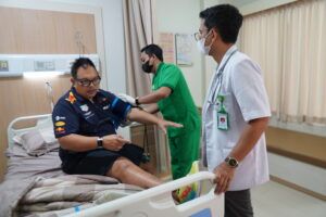 Michael Passage saat menjalani pemeriksaan kesehatan di kamar VVIP RSU Bhakti Rahayu Tabanan.