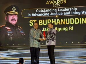 Chairman CT Corp Chairul Tanjung menyerahkan penghargaan “Outstanding Leadership in Advancing Justice and Integrity” kepada Jaksa Agung RI ST Burhanuddin dalam ajang CNN Indonesia Awards 2025 yang digelar di The Ritz Carlton Mega Kuningan, Jakarta, Jumat (31/10/2025).