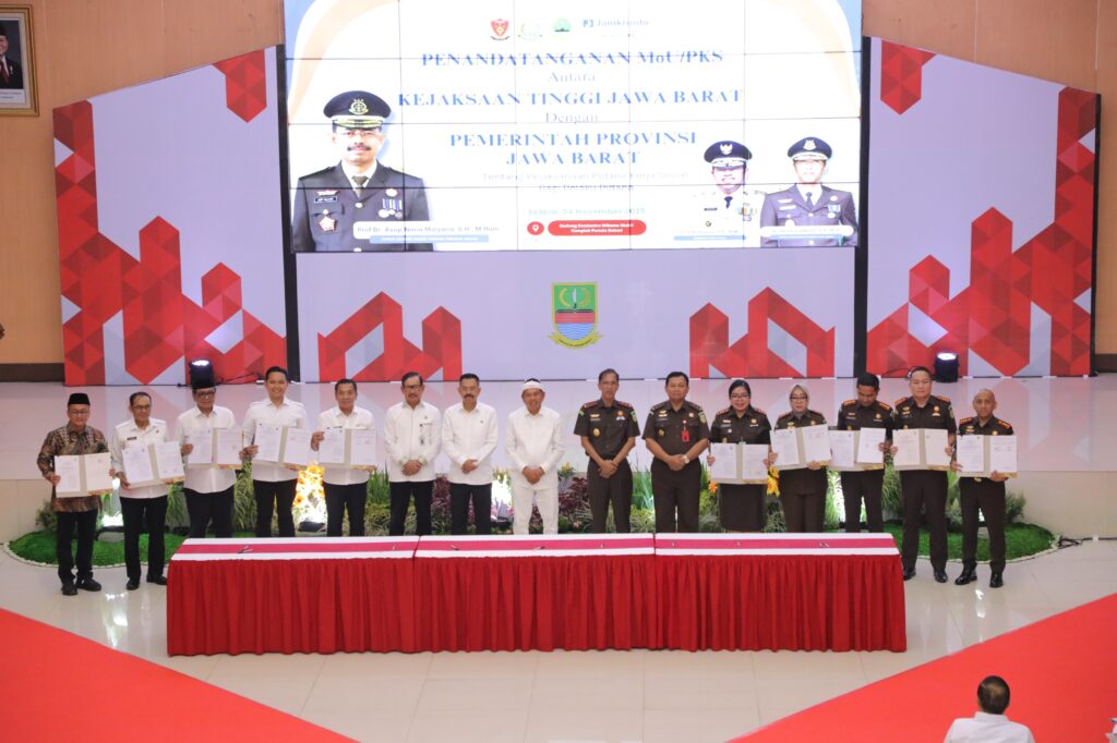 Para pejabat Kejaksaan Tinggi Jawa Barat dan pemerintah daerah se-Jawa Barat berpose usai penandatanganan Nota Kesepahaman tentang persiapan pelaksanaan pidana kerja sosial di Gedung Swatantra Wibawa Mukti,