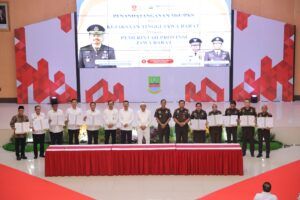 Para pejabat Kejaksaan Tinggi Jawa Barat dan pemerintah daerah se-Jawa Barat berpose usai penandatanganan Nota Kesepahaman tentang persiapan pelaksanaan pidana kerja sosial di Gedung Swatantra Wibawa Mukti,