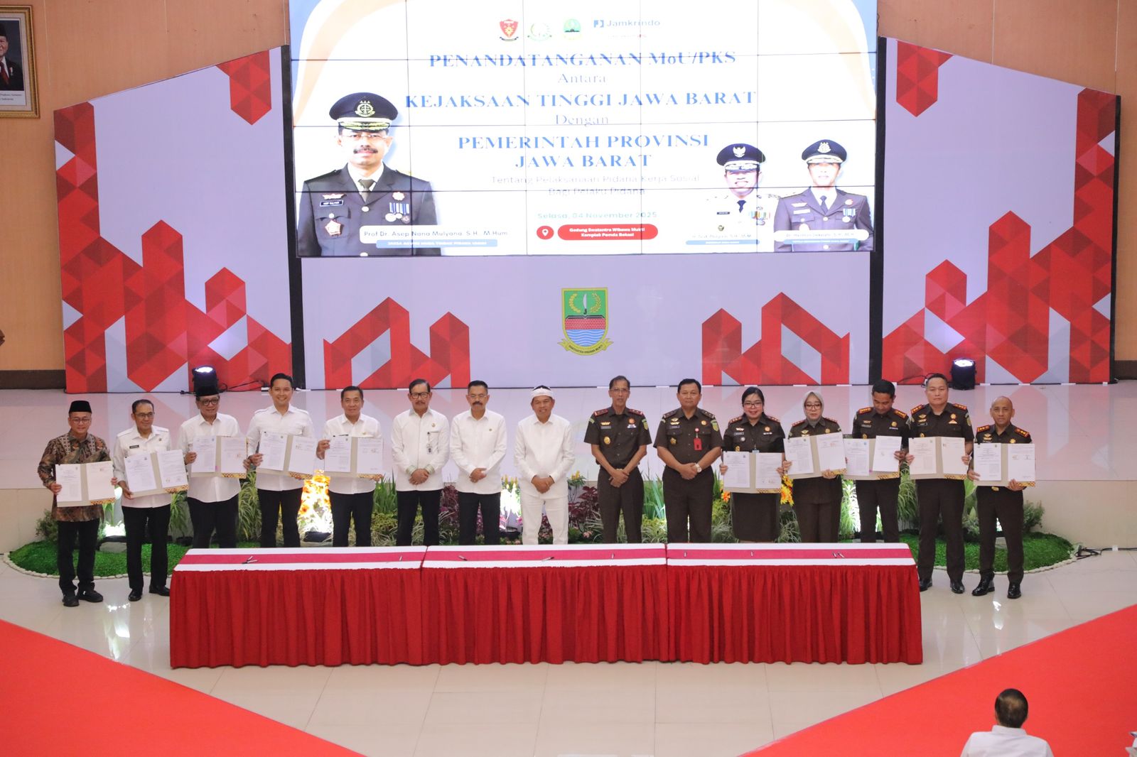 Para pejabat Kejaksaan Tinggi Jawa Barat dan pemerintah daerah se-Jawa Barat berpose usai penandatanganan Nota Kesepahaman tentang persiapan pelaksanaan pidana kerja sosial di Gedung Swatantra Wibawa Mukti,