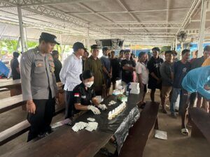Petugas Polsek Nusa Penida bersama tim BNN Klungkung melakukan tes urine terhadap warga Desa Kutampi Kaler, Kecamatan Nusa Penida, Senin (3/11).