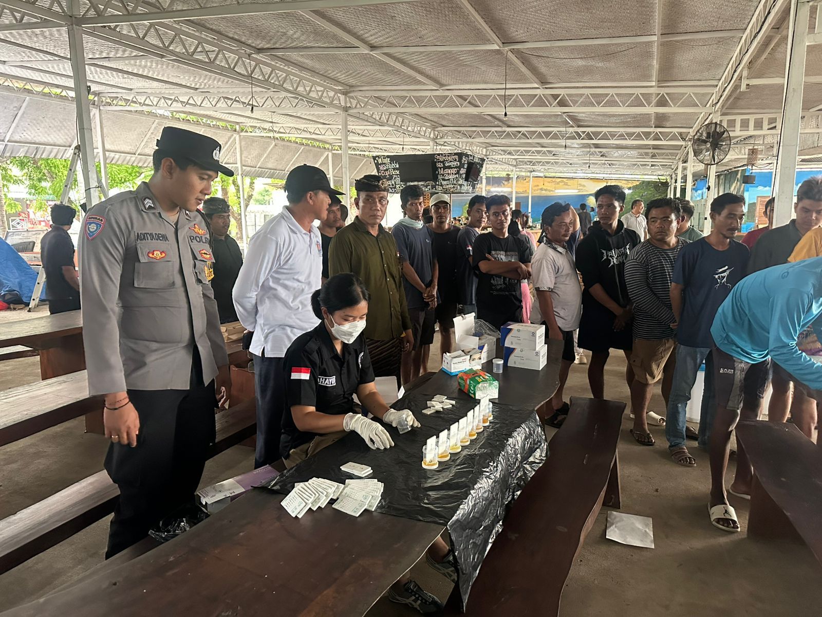Petugas Polsek Nusa Penida bersama tim BNN Klungkung melakukan tes urine terhadap warga Desa Kutampi Kaler, Kecamatan Nusa Penida, Senin (3/11).