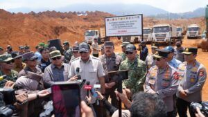 Tim Satuan Tugas Penertiban Kawasan Hutan (Satgas PKH) yang dipimpin Menteri Pertahanan Sjafrie Sjamsoeddin bersama Jaksa Agung ST Burhanuddin, Panglima TNI Jenderal Agus Subiyanto, dan Kapolri Jenderal Listyo Sigit Prabowo meninjau lokasi tambang milik PT Bumi Morowali Utara di Kecamatan Bungku Pesisir, Morowali, Sulawesi Tengah, Selasa (4/11/2025).